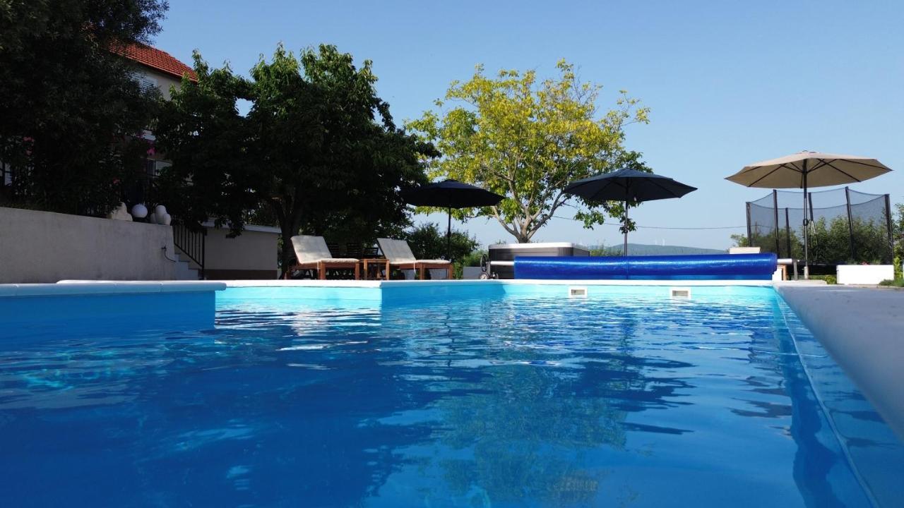 Villa Casa Di Oliva-House With Heated Pool & Jacuzzi In Trilj, Croatia Exterior foto